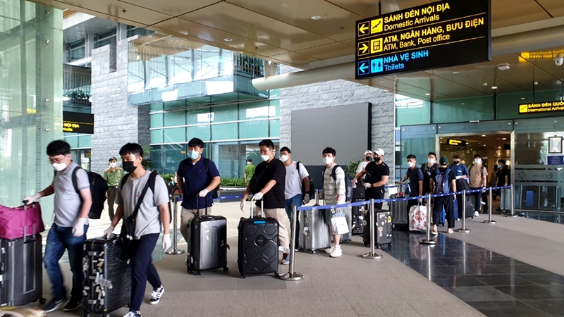 Các hành khách trên chuyến bay chở 280 chuyên gia Hàn Quốc đáp chiều 26/6/2020.
