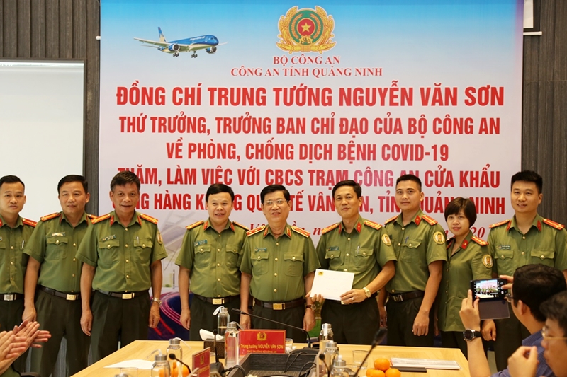 Trung tướng Nguyễn Văn Sơn tặng quà CBCS Trạm Công an Cửa khẩu Cảng hàng không quốc tế Vân Đồn