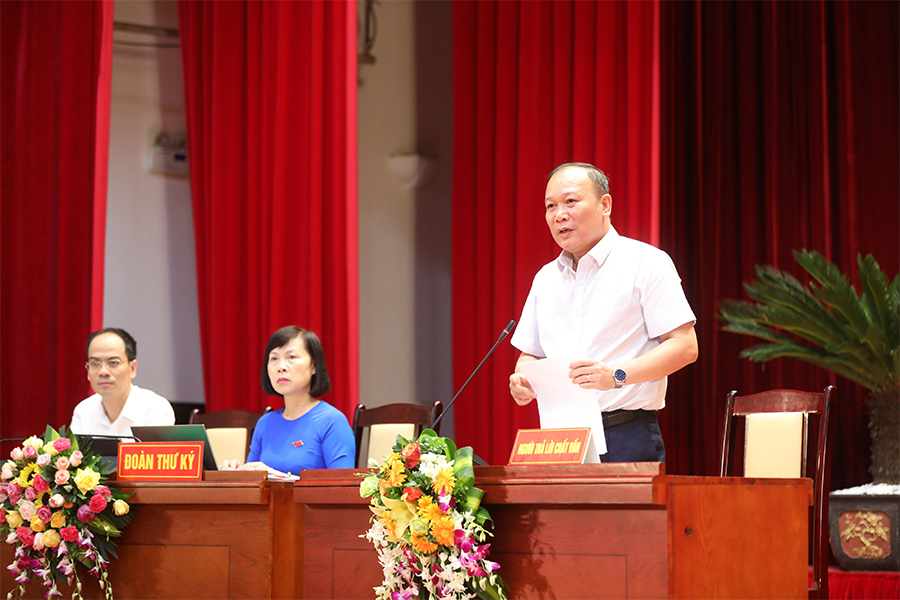 Đồng chí Nguyễn Hoài Sơn, Giám đốc Sở LĐ, TB&XH trả lời chất vấn trước HĐND tỉnh về hiệu quả của các Trung tâm Hướng nghiệp và GDTX trên địa bàn tỉnh.
