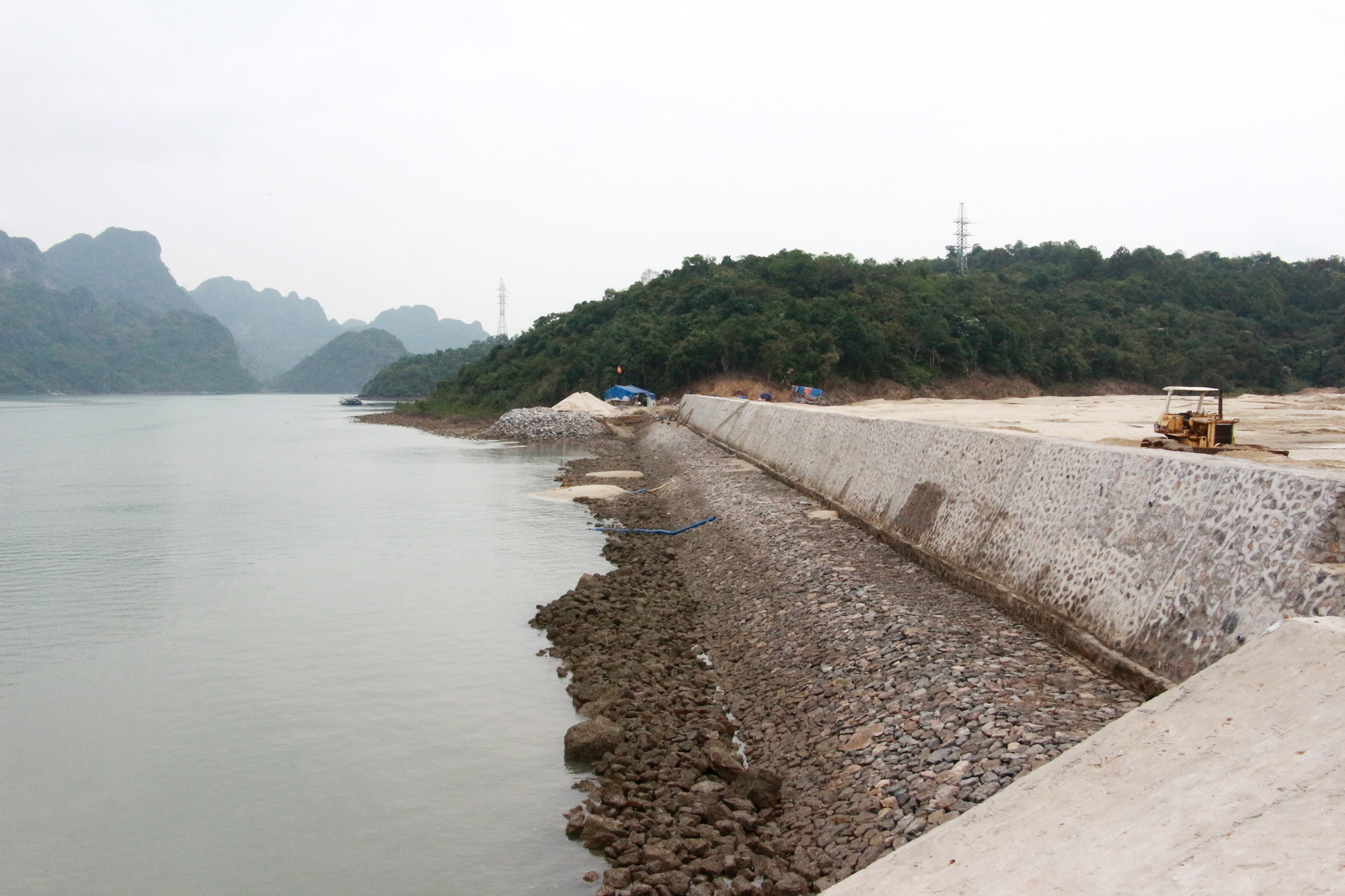 Kè chắn sóng khu hạ tầng vùng sản xuất giống nhuyễn thể tập trung tại Vân Đồn đã được xây dựng hoàn thành.