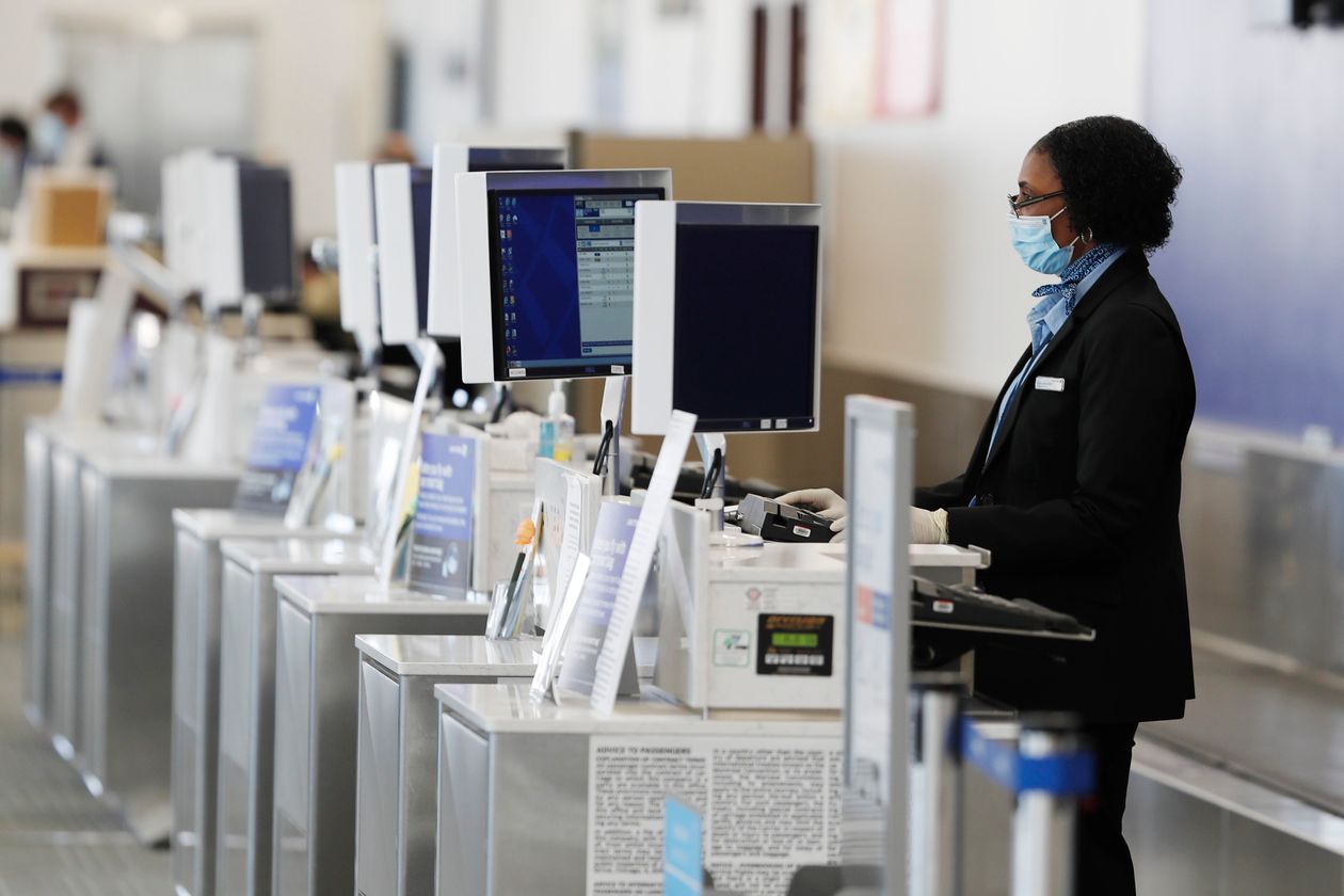 United Airlines tính cắt giảm nhân sự khi nhu cầu đi lại của du khách hạn chế. Ảnh: Bloomberg