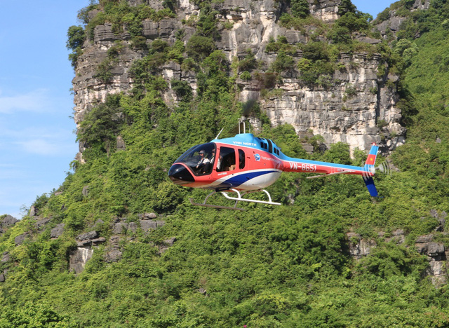 Tour trải nghiệm dịch vụ ngắm cảnh Tràng An bằng máy bay trực thăng Bell 505. Ảnh: Báo Ninh Bình