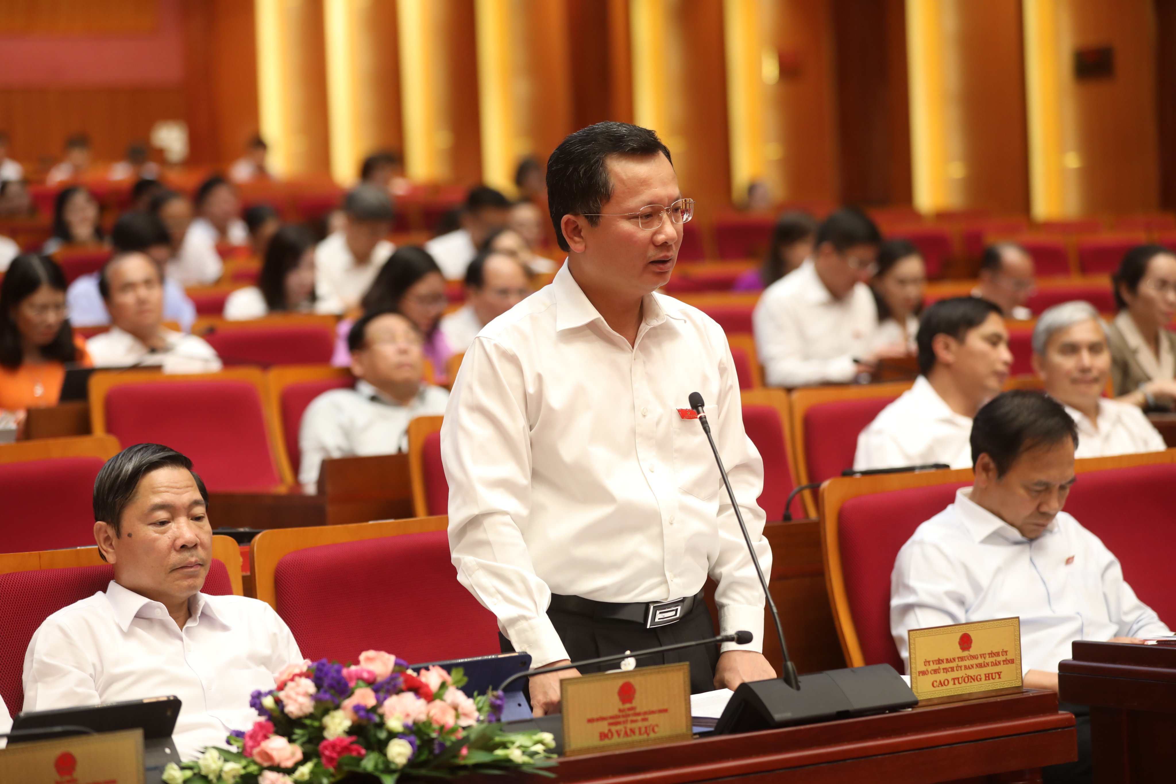 Phó Chủ tịch UBND tỉnh Cao Tường Huy giải trình một số nội dung liên quan tại phiên thảo luận.