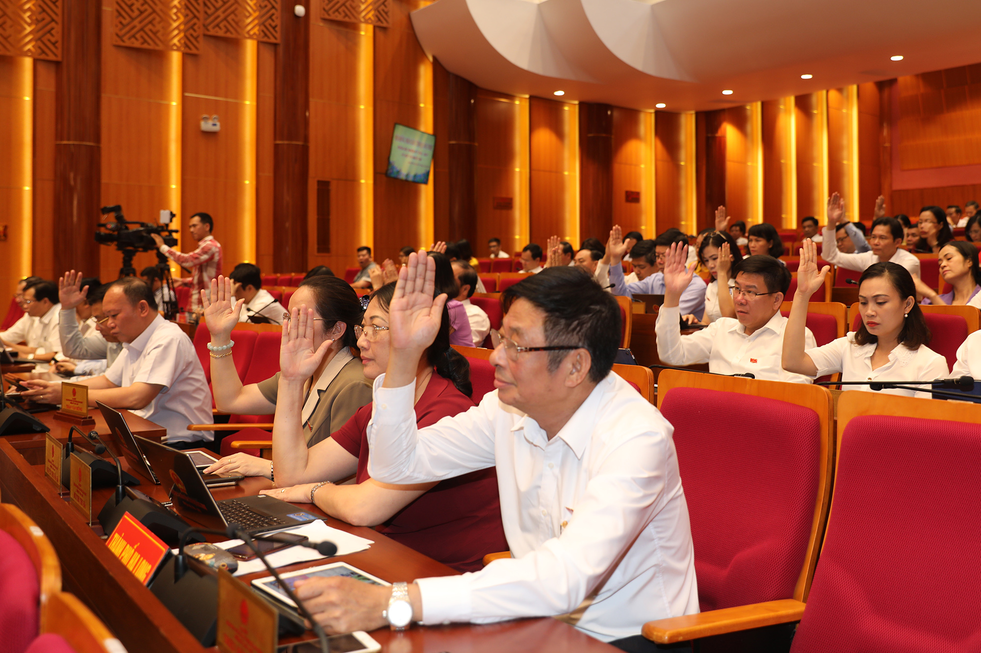 Đại biểu HĐND tỉnh biểu quyết thông qua 22 nghị quyết quan trọng.