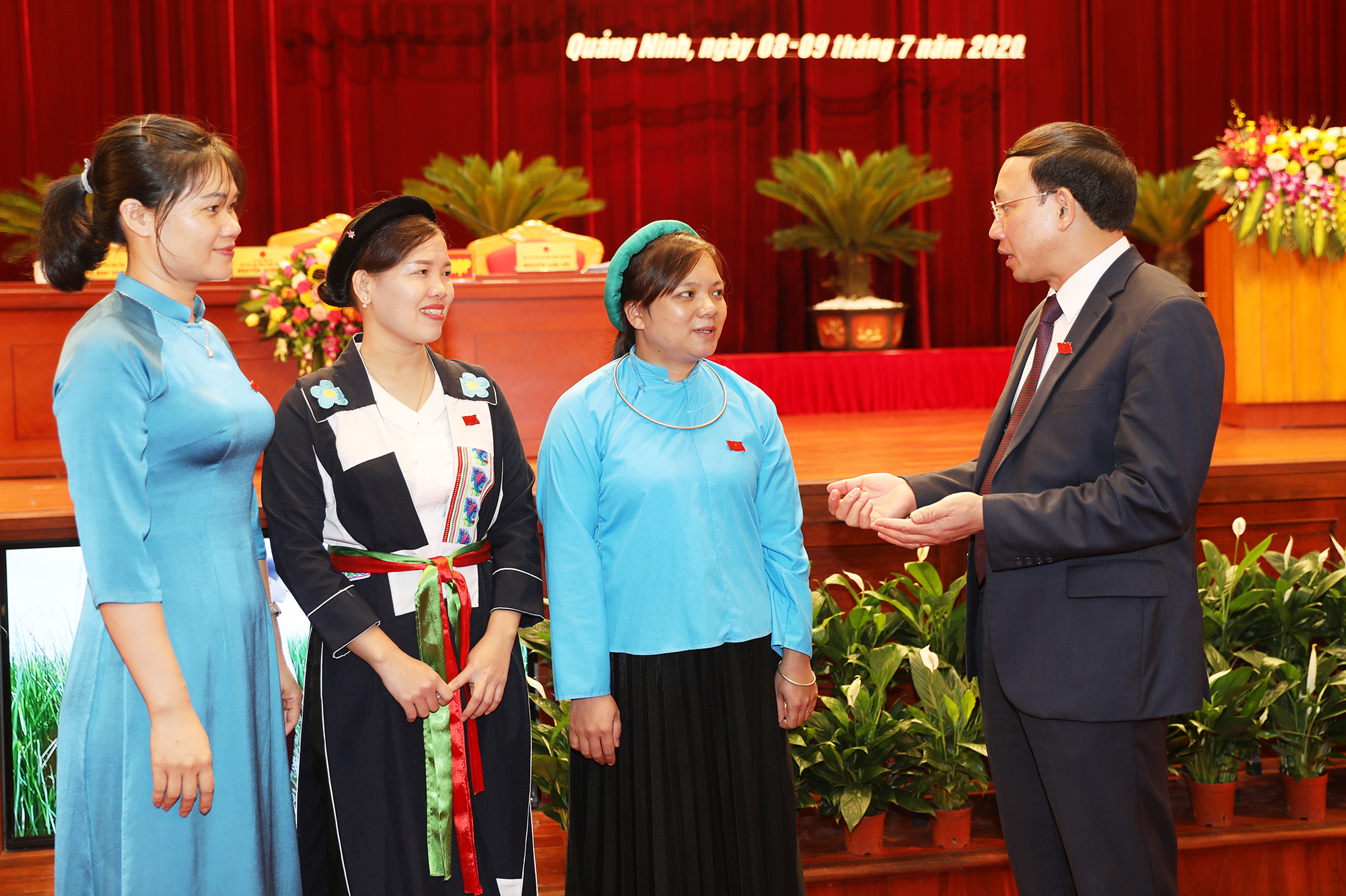 Đồng chí Bí thư Tỉnh ủy, Chủ tịch HĐND tỉnh Nguyễn Xuân Ký trò chuyện với đại biểu HĐND tỉnh bên lề kỳ họp.