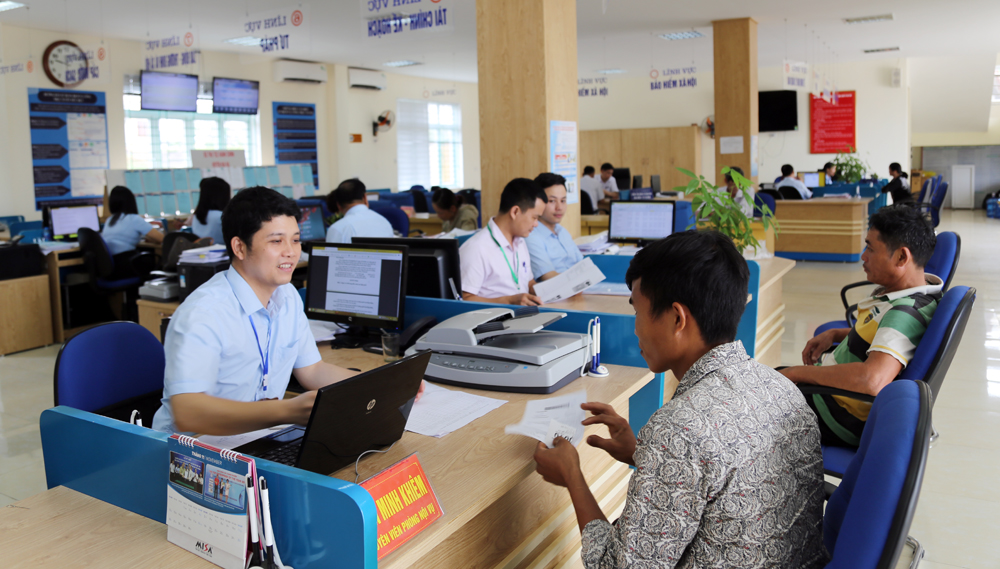 Công dân huyện Hải Hà giải quyết hồ sơ, giấy tờ tại Trung tâm Hành chính công huyện. Ảnh: Hữu Việt