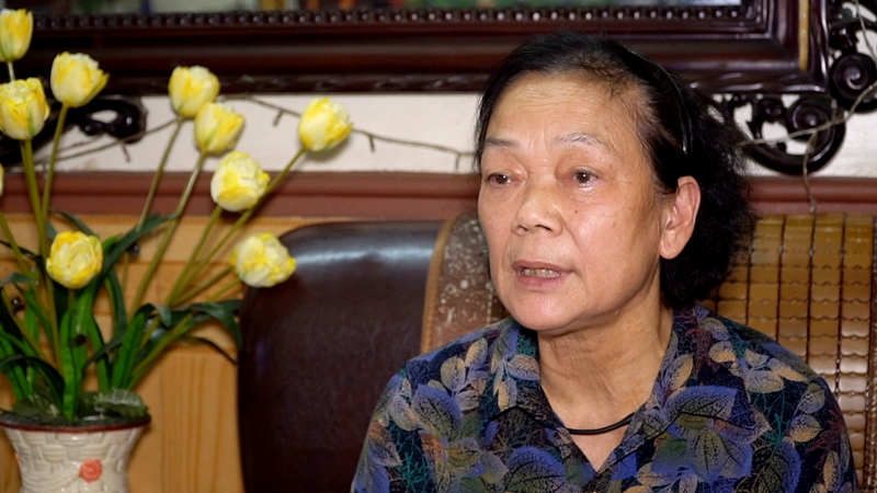 Bà Nguyễn Thị Bông kể chuyện năm xưa.