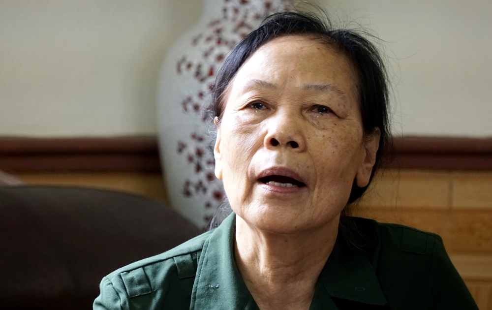 Bà Nguyễn Thị Đỏng rưng rưng nước mắt khi nhớ lại những kỷ niệm xưa.