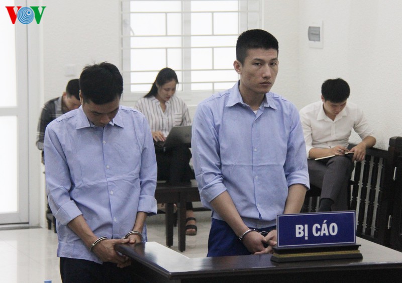 Hai bị cáo Phạm Xuân Tiến (trái) và Nguyễn Tiến Dũng.