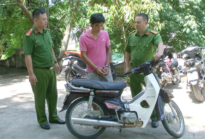 Lực lượng Công an bắt giữ đối tượng Hà Văn Duẩn.