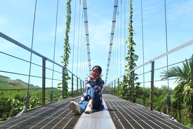 Cầu Sông Tiên làm bằng sắt độc đáo, là điểm thu hút nhiều bạn trẻ đến check-in khi ghé ngang qua làng Lộc Yên