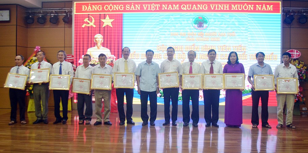 Ông Đàm Hữu Đắc, Phó Chủ tịch Thường trực Trung ương Hội NCT Việt Nam tặng bằng khen cho cá nhân
