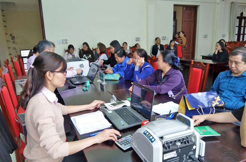 Nông dân Bình Liêu làm thủ tục vay vốn tín dụng từ Ngân hàng CSXH huyện.