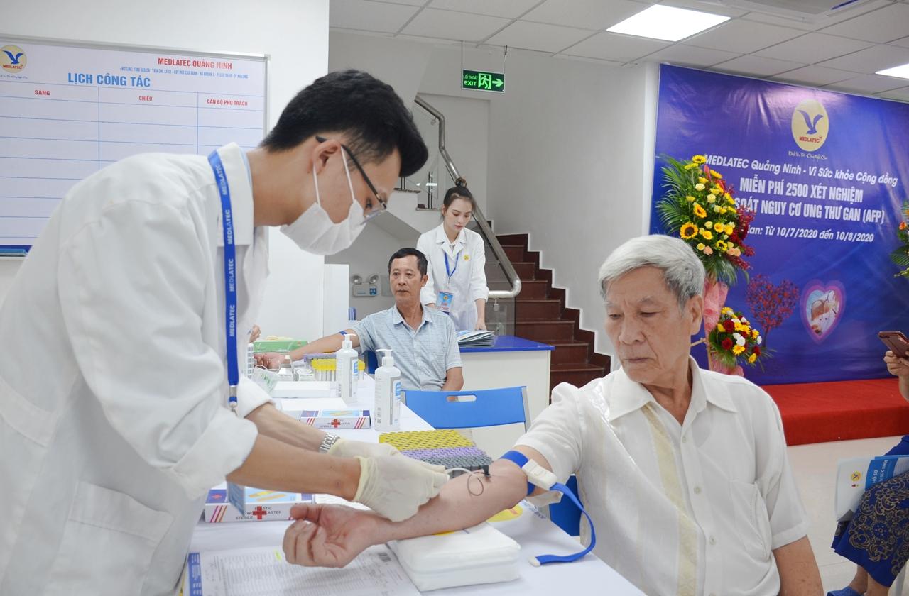 Người dân được nhân viên y tế lấy máu xét nghiệm AFP tầm soát ung thư gan sớm.