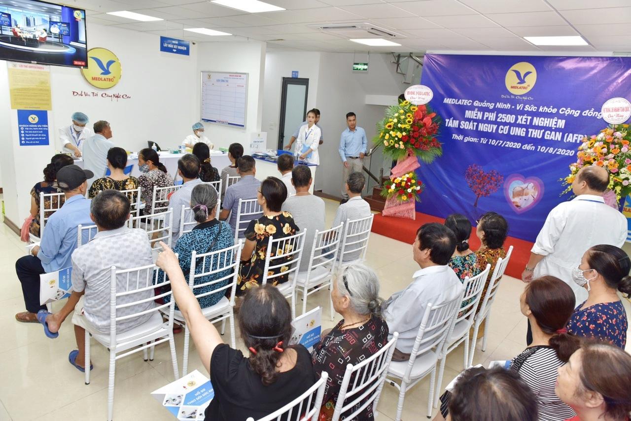 Quang cảnh chương trình xét nghiệm AFP tầm soát ung thư gan sớm cho người dân tại Phòng khám chuyên khoa xét nghiệm Medlatec tại Quảng Ninh.
