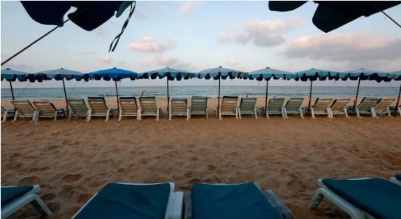 Bãi biển nổi tiếng Phuket không một du khách mùa COVID-19. Ảnh: Reuters