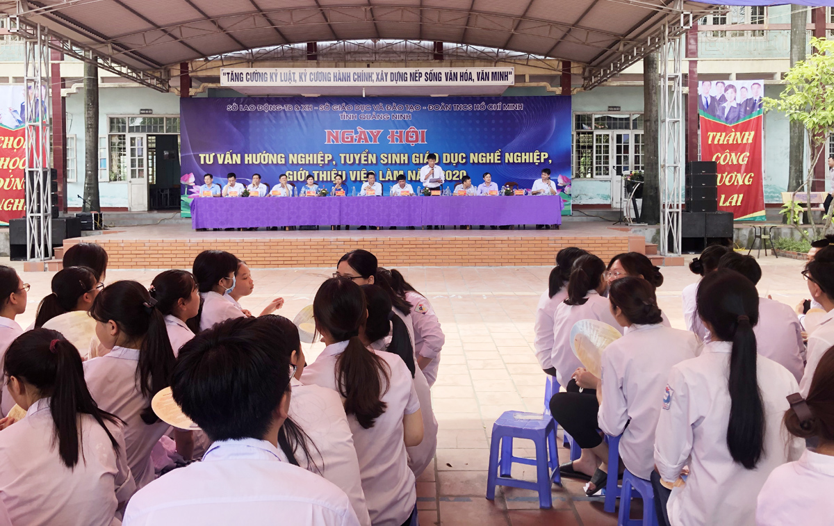 Quang cảnh Ngày hội Tư vấn hướng nghiệp – Tuyển sinh giáo dục nghề nghiệp và Giới thiệu việc làm năm 2020 được tổ chức tại TX Đông Triều.