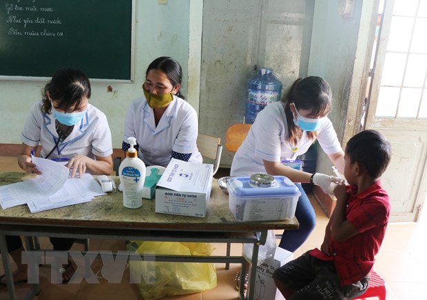 Nhân viên y tế khám sàn lọc và tiêm vắcxin phòng bệnh bạch hầu cho trẻ em dưới 7 tuổi tại tỉnh Đắk Lắk. (Ảnh: Nguyễn Tuấn/TTXVN)