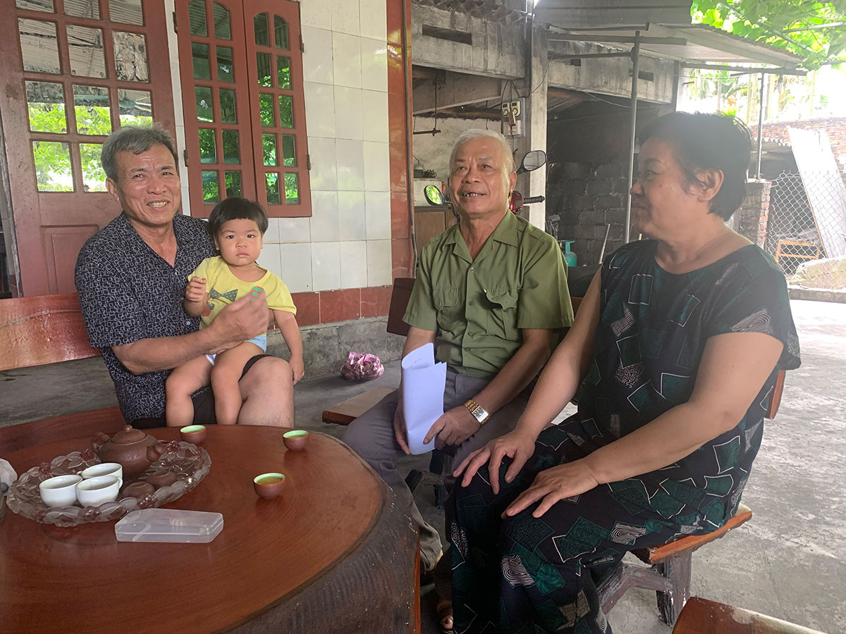 Ông Nguyễn Thịnh Tú, Bí thư, Trưởng khu Đoàn Kết (ngồi giữa) đang hỏi thăm về tình trạng nhiễm bụi của gia đình bà Hoàng Thị Xuân.