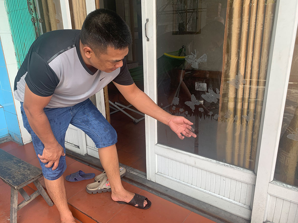 Anh Nguyễn Văn Tiến, cư dân sinh sống tại khu Đoàn Kết quyệt tay lên cửa để chỉ cho chúng tôi thấy bụi bám nhiều trên các vật dụng của gia đình.