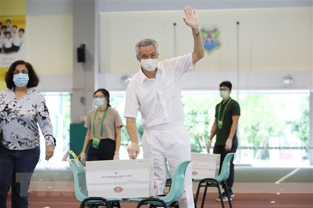 Thủ tướng Singapore Lý Hiển Long bỏ phiếu tại điểm bầu cử thủ đô Singapore ngày 10/7/2020. (Nguồn: AFP/TTXVN)