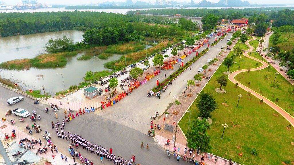 Lễ hội truyền thống Bạch Đằng được tổ chức thường niên nhằm tưởng nhớ công lao to lớn của các vị anh hùng đã có công đánh tan quân xâm lược.