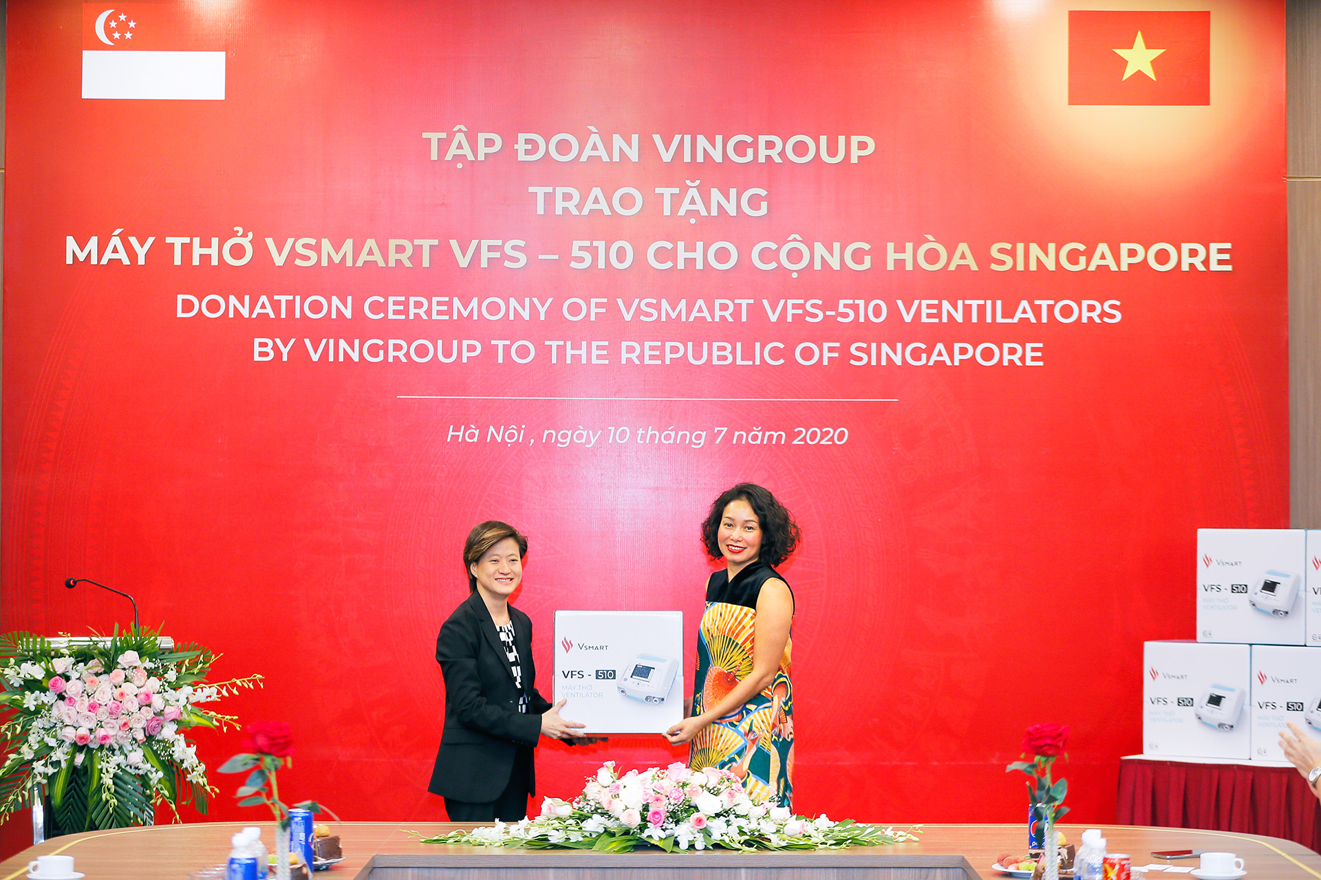 Vingroup trao tặng máy thở cho Singapore..