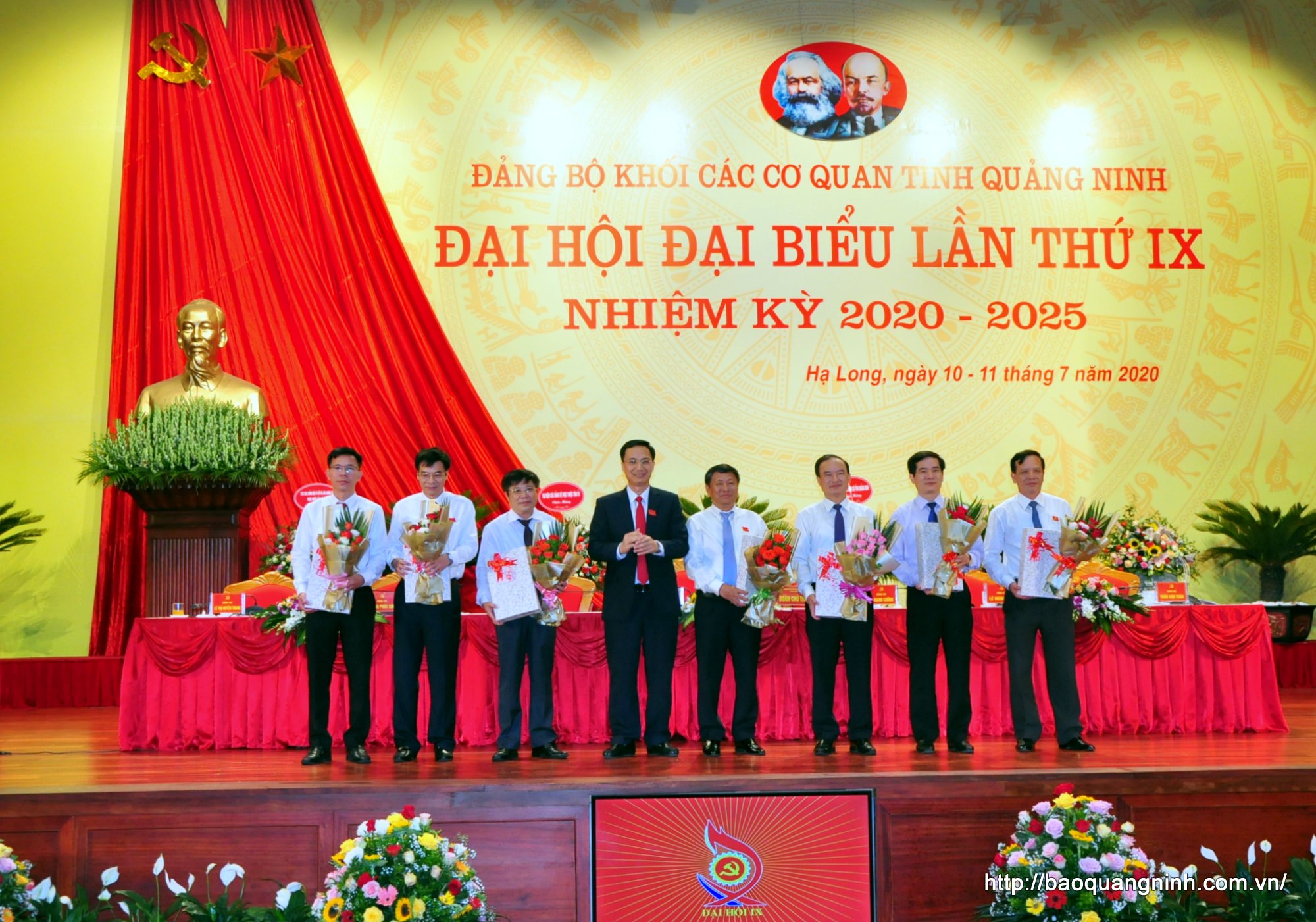 Bí thư Đảng ủy Khối các cơ quan tỉnh Nguyễn Mạnh Cường tặng hoa chia tay các đồng chí thôi không tham gia Ban Chấp hành khóa mới.