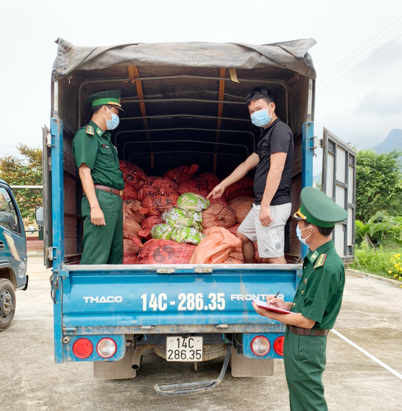 Trên xe tải do Nình Văn Cậy điềun khiển chở 1,5 tấn chân gà đã qua chế biến có nguồn gốc từ Trung Quốc.
