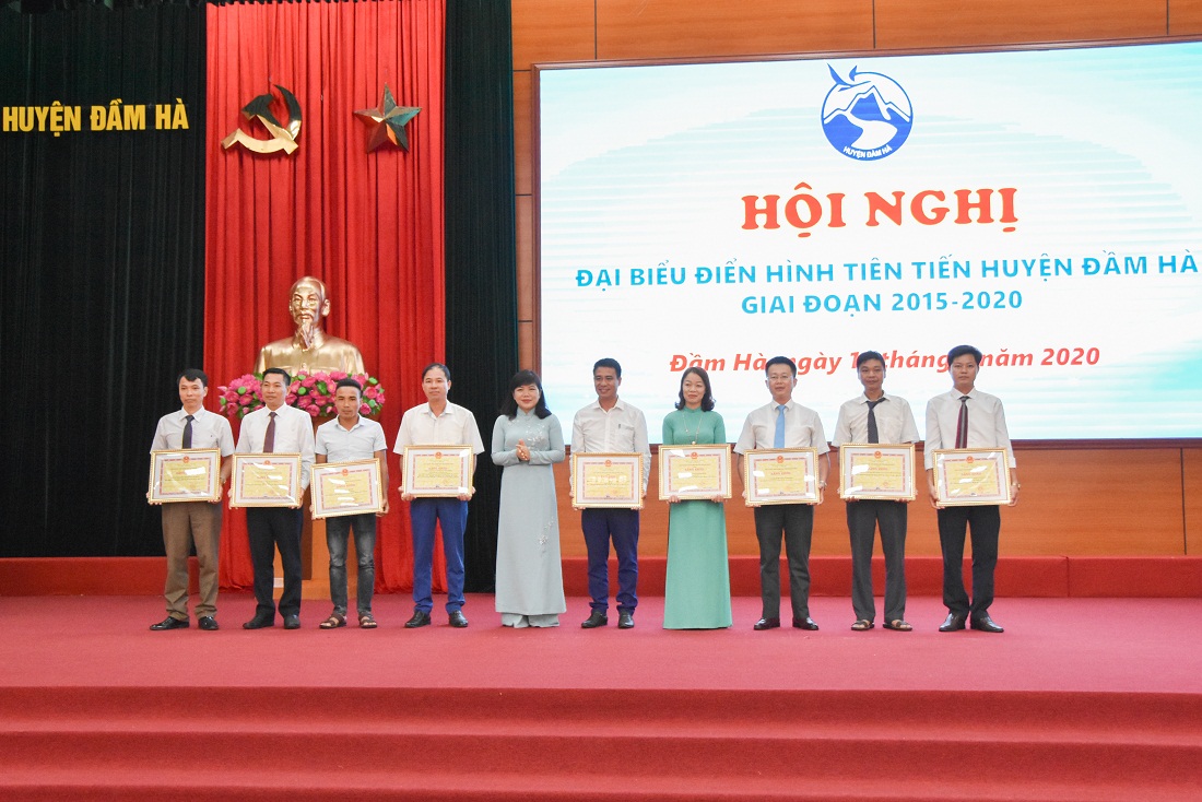 Đồng chí Nguyễn Thị Thu Hà, Bí thư Huyện ủy Đầm Hà, trao Bằng khen của UBND tỉnh cho đại diện các tập thể có thành tích xuất sắc trong phong trào thi đua yêu nước 2015-2020 và đơn vị văn hóa năm 2019
