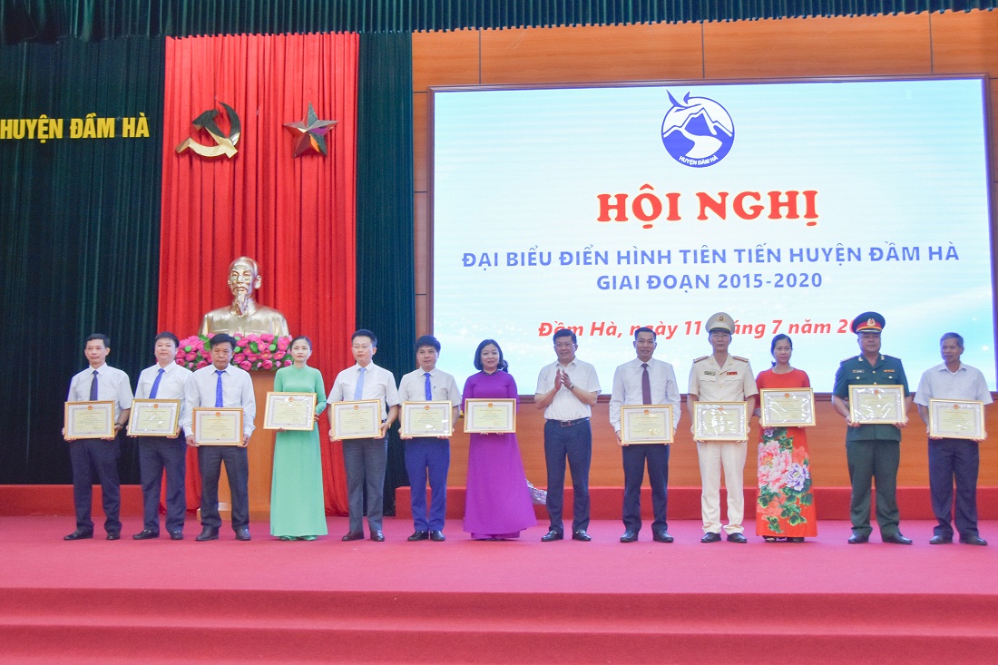 Đồng chí Trần Việt Dũng, Phó Bí thư Huyện ủy, Chủ tịch UBND huyện Đầm Hà, trao giấy khen của UBND huyện cho các cá nhân có thành tích xuất sắc trong phong trào thi đua yêu nước 2015-2020.