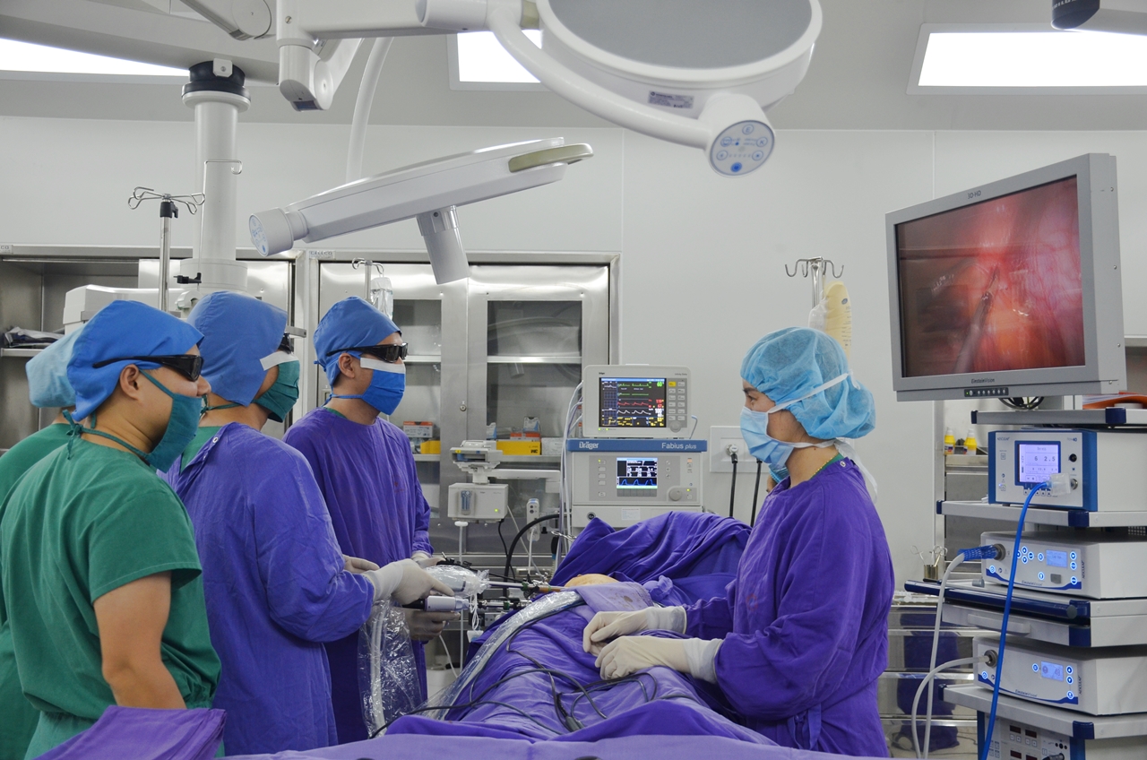  Bác sĩ Bệnh viện Đa khoa tỉnh mới đây đã thực hiện thành công ca nội soi lồng ngực cắt u tuyến ức phức tạp bằng hệ thống 3D hiện đại cho bệnh nhân bị nhược cơ nặng.