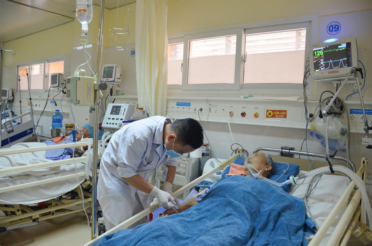  Nhân viên y tế Bệnh viện Việt Nam - Thụy Điển Uông Bí đang chăm sóc cho người bệnh.
