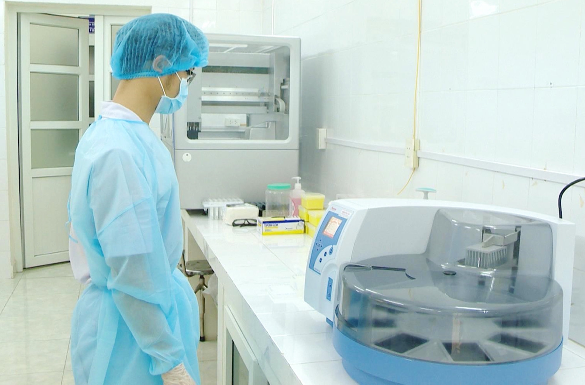 CDC Quảng Ninh thực hiện xét nghiệm sàng lọc Covid-19 bằng máy tách chiết tự động.