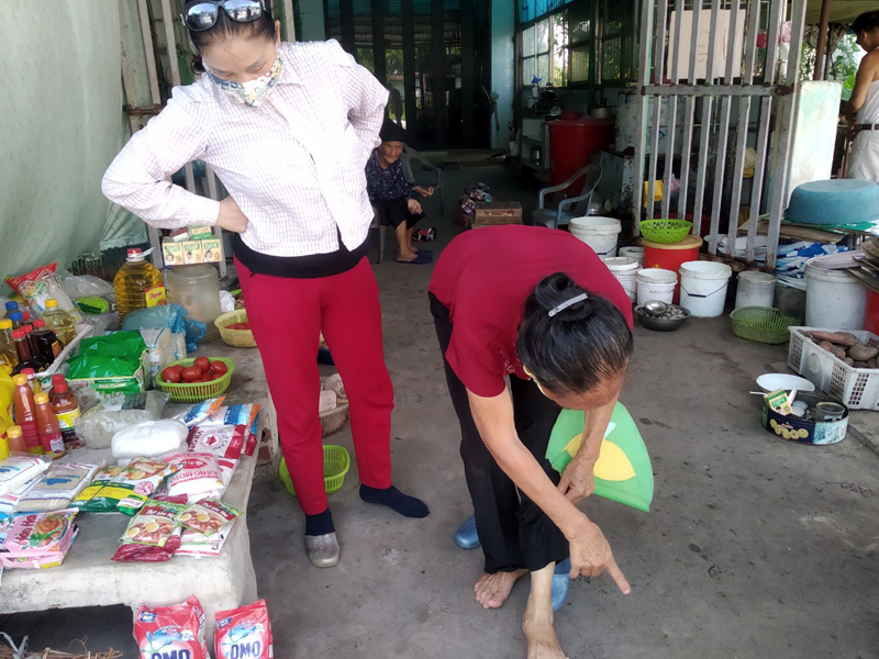Bà Nguyễn Thị Gián, khu Nam Thọ, phường Trà Cổ chỉ cho chúng tôi xem những tổ kiến lạ xuất hiện ngày một nhiều tại nhà mình.