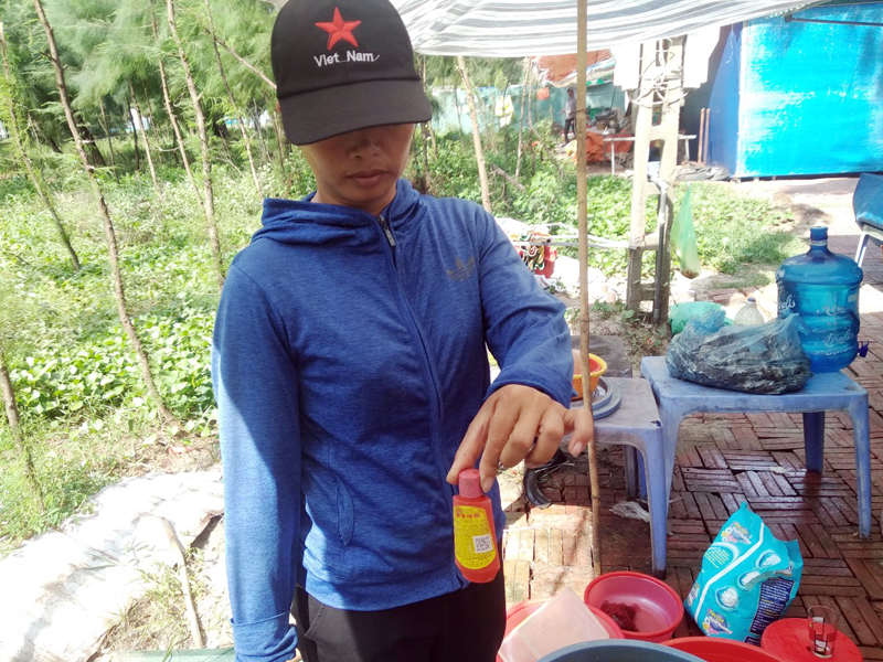Do loại kiến lạ xuất hiện rất nhiều, chị Đinh Thị Hiên phải sử dụng nhiều loại thuốc khác nhau để phun diệt kiến toàn bộ khu vực kinh doanh.