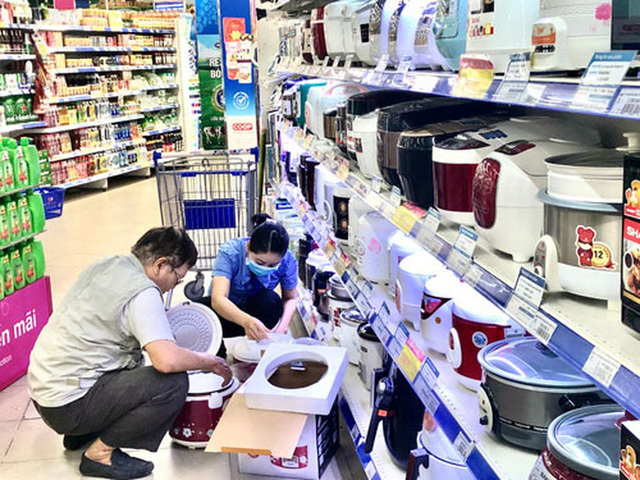  Các hệ thống siêu thị chuẩn bị lượng hàng hóa dồi dào phục vụ tháng khuyến mại.