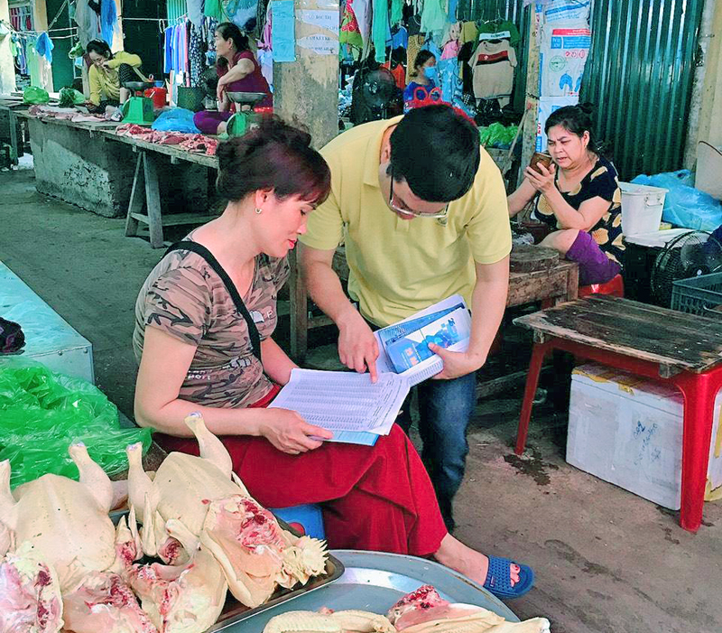 BHXH, Bưu điện huyện Tiên Yên tuyên truyền người dân tại Chợ Đông Ngũ (Tiên Yên) tham gia BHXH tự nguyện, BHYT.