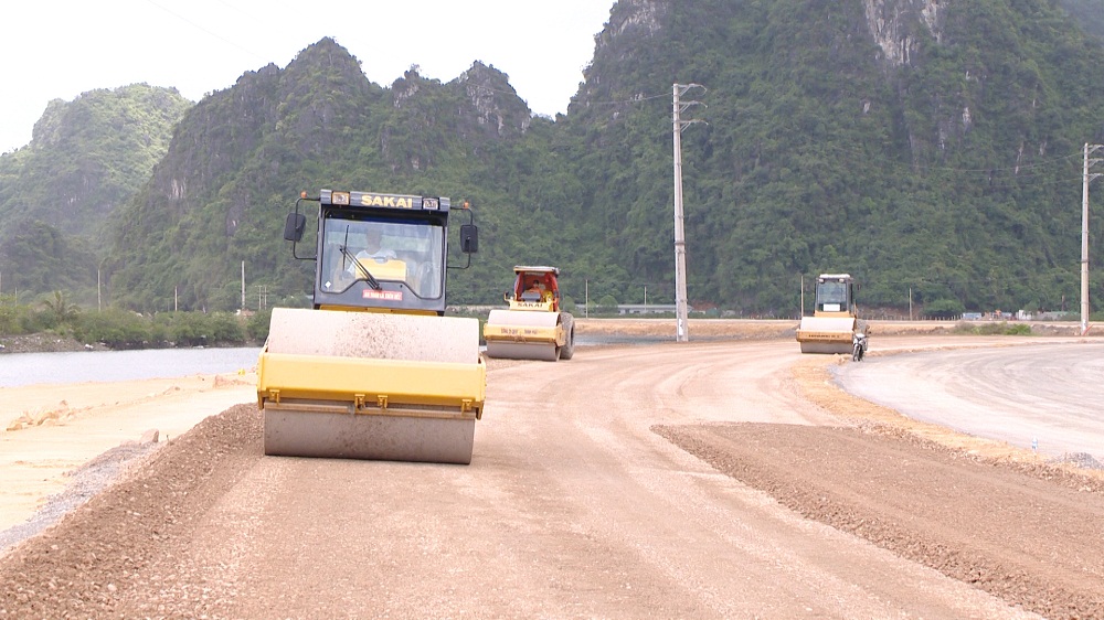 Dự án đường bao biển Hạ Long – Cẩm Phả đang được đẩy nhanh tiến độ thi công. Ảnh: Thành Công