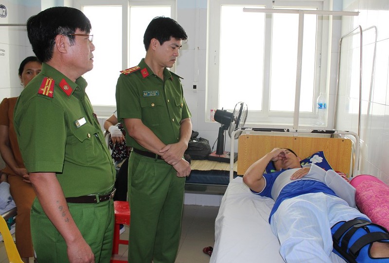Đại úy Trần Xuân Sơn bị thương khi làm nhiệm vụ.
