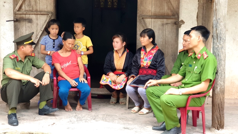 CBCS Đội An ninh, Công an huyện Ba Chẽ phối hợp với Công an xã Thanh Sơn tuyên truyền cho gia đình từng có người xuất cảnh trái phép đi làm thuê.
