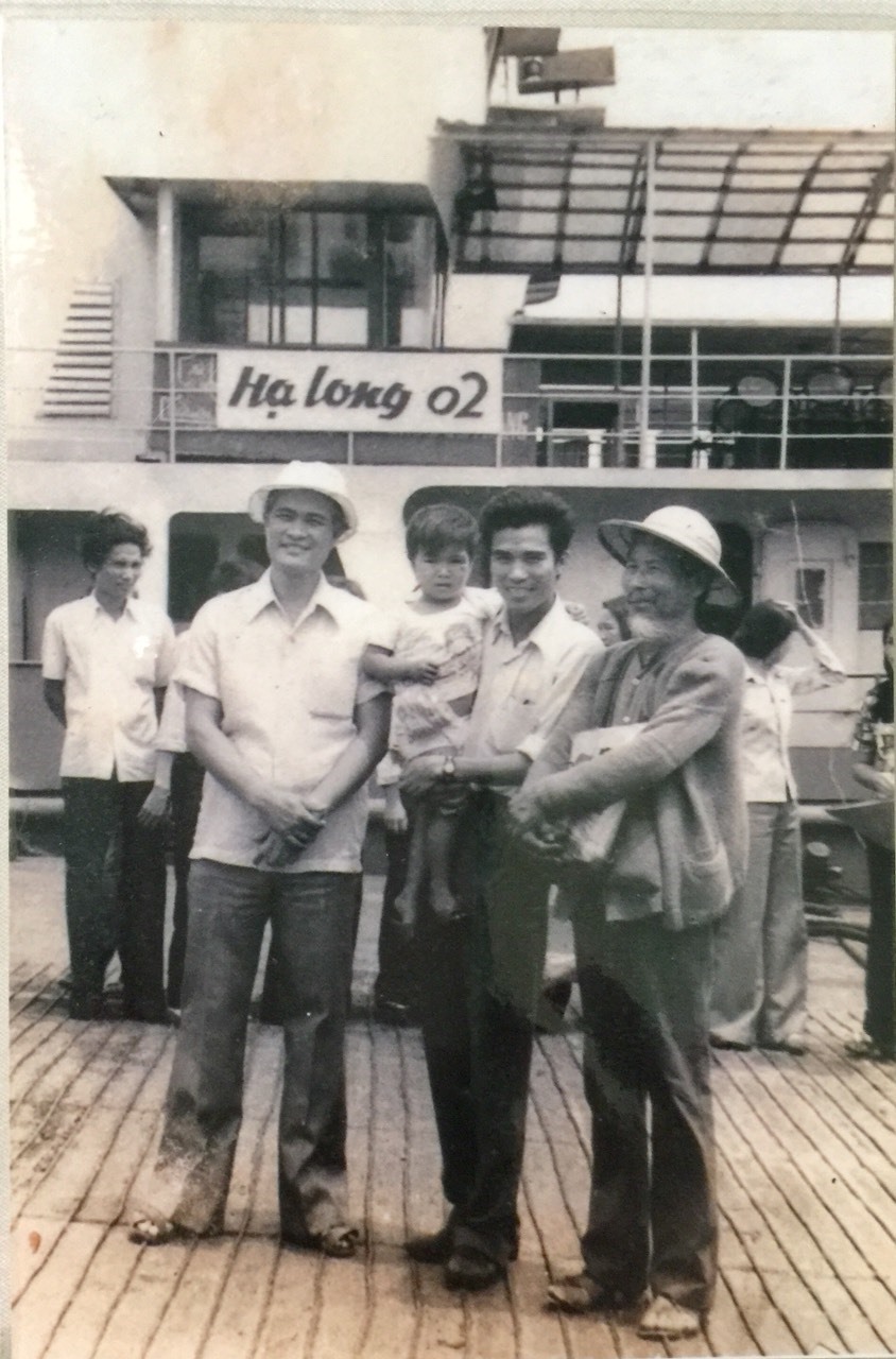 Nhà văn Nguyên Hồng tham quan Vịnh Hạ Long, tháng 4.1982. Ảnh tư liệu gia đình cung cấp
