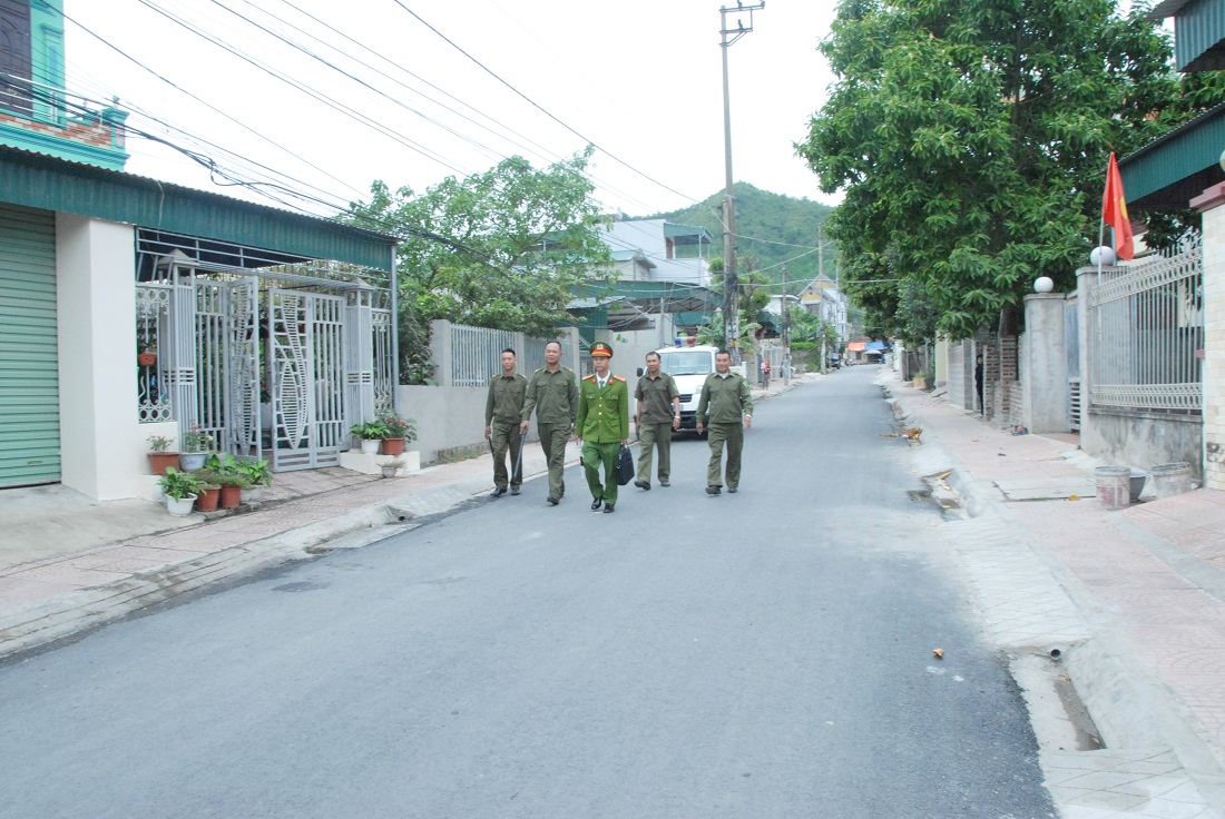 Công an xã Đông Xá (Vân Đồn) cùng lực lượng an ninh cơ sở tuần tra nắm tình hình các khu dân cư.