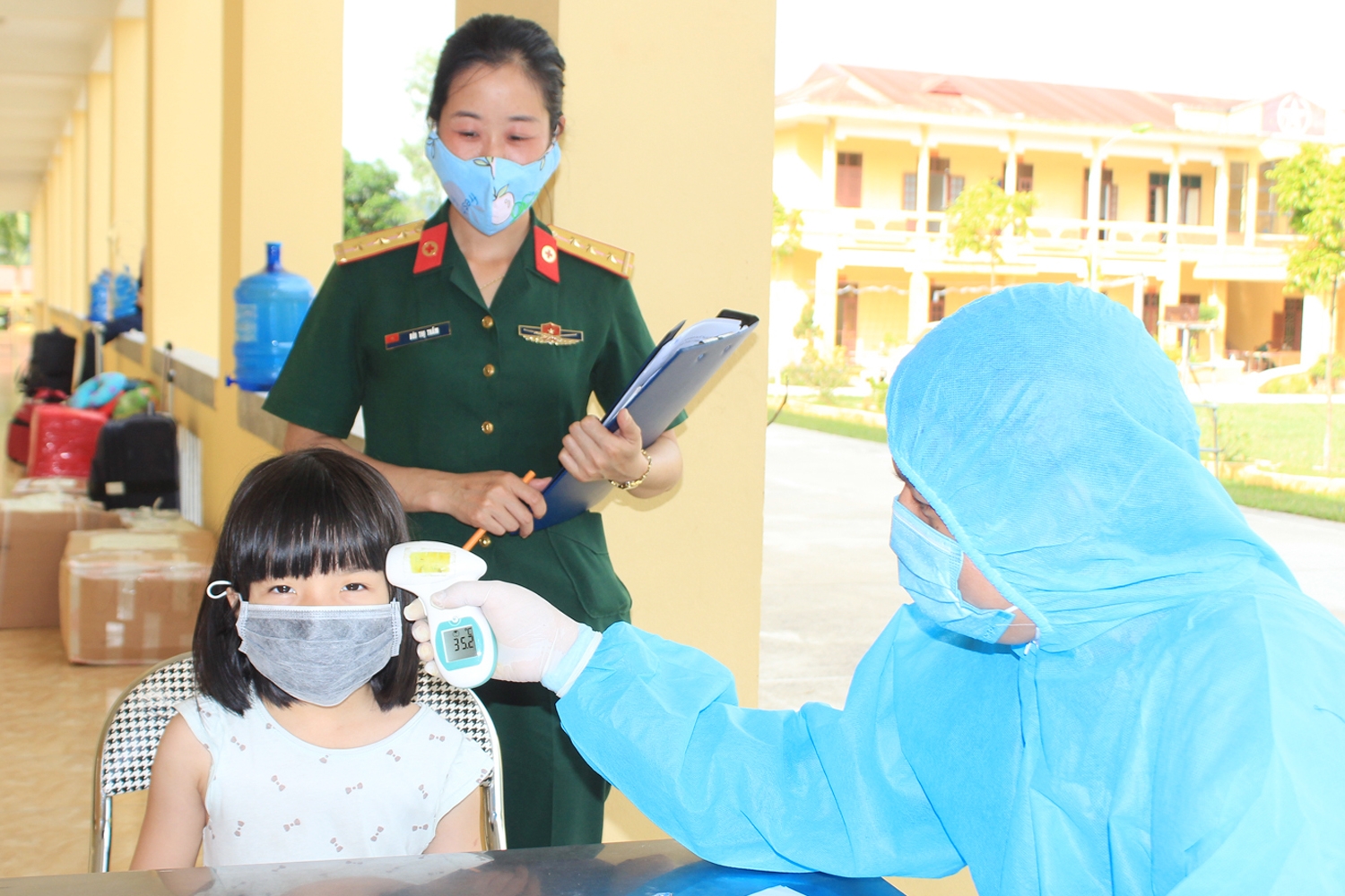 Quân y Bộ CHQS tỉnh; Trung  tâm Y tế TP Uông Bí kiểm tra, khám sàng lọc lần cuối đối với 25 công dân.