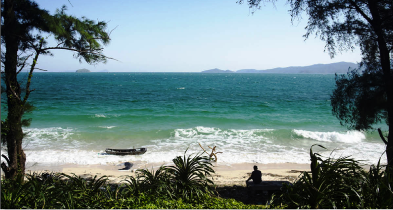 Bãi biển Hồng Vàn nằm phía Đông Nam đảo Cô Tô lớn.
