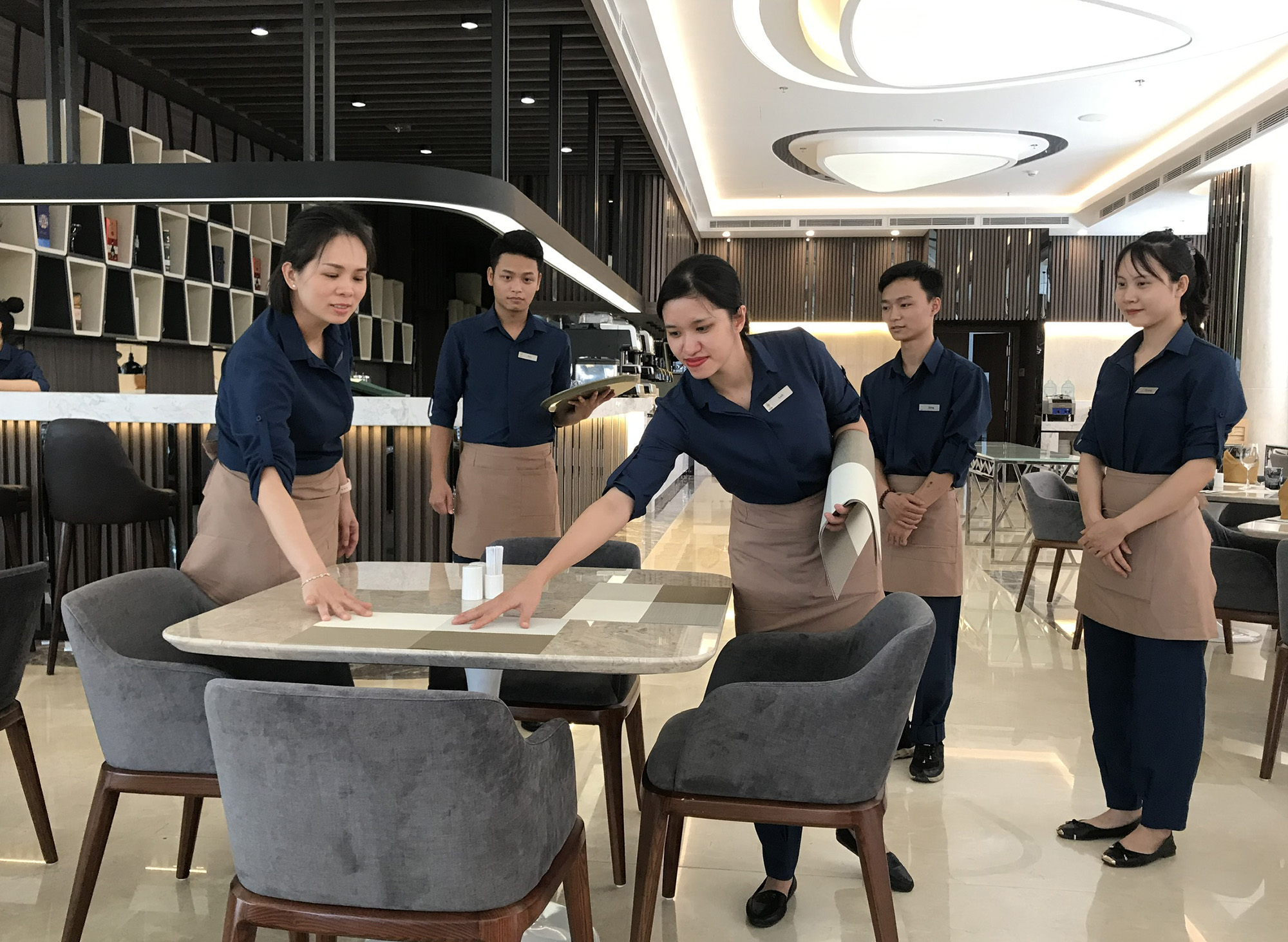 Khách sạn Eastin Phát Linh Hạ Long (phường Bãi Cháy, TP hạ Long) đào tạo nhân lực tại chỗ, đảm bảo tiêu chuẩn 5 sao quốc tế. 