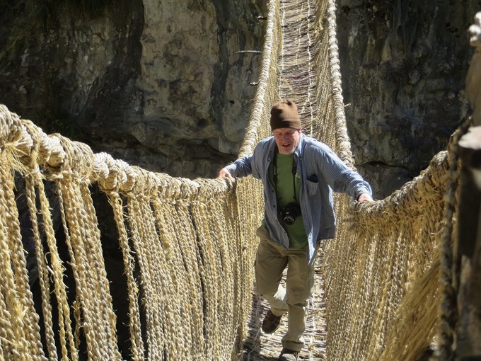 Cây cầu được bện thủ công nhưng vô cùng chắc chắn. Ảnh: Cusco Journey.