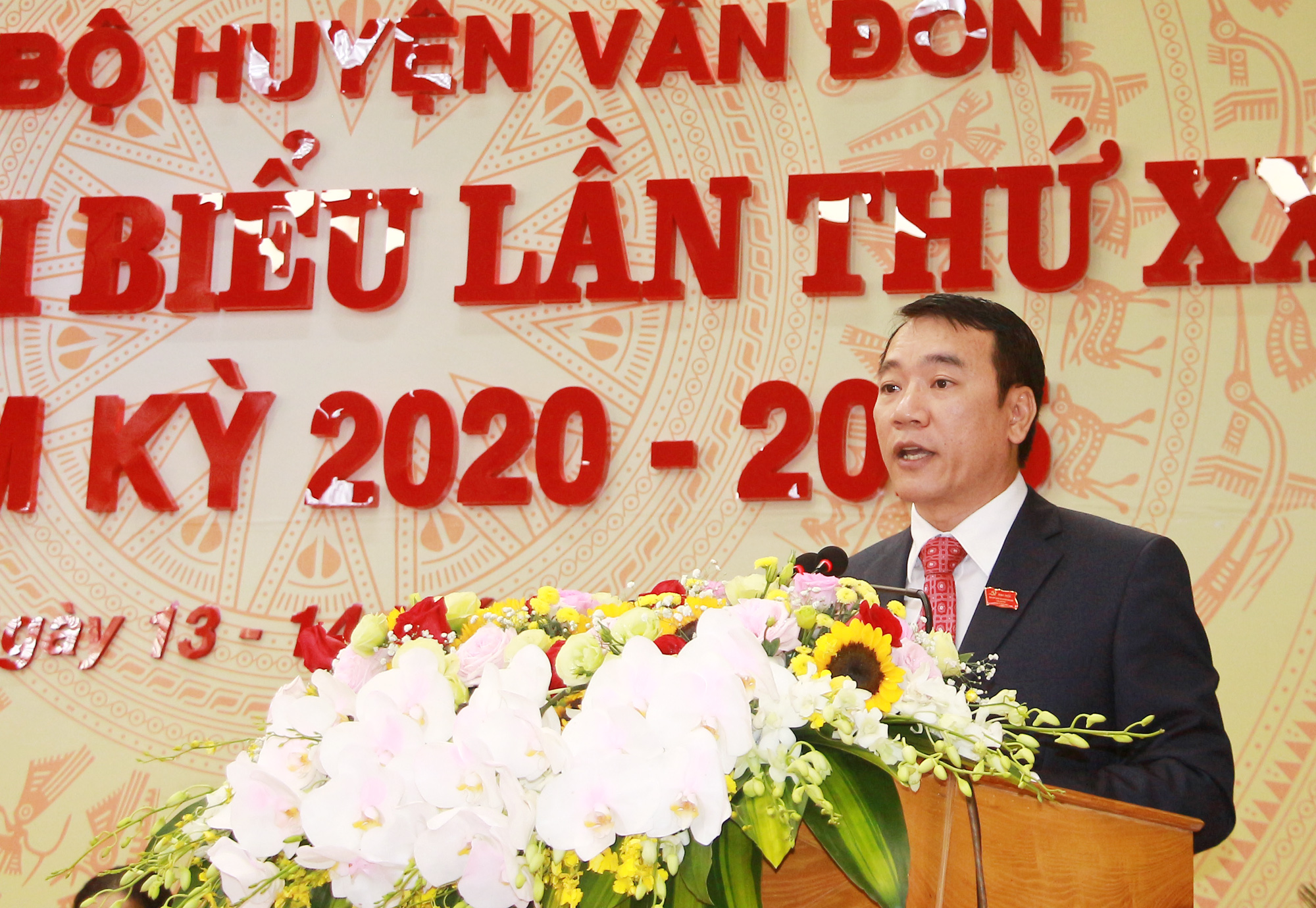 Đồng chí Tô Xuân Thao, Bí thư Huyện ủy Vân Đồn, trình bày báo cáo chính trị tại Đại hội.
