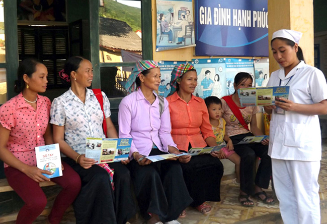 Cán bộ dân số tư vấn về dân số - kế hoạch hóa gia đình cho người dân xã Mường Mùn, huyện Tuần Giáo (Điện Biên). Ảnh: VĂN QUYẾT
