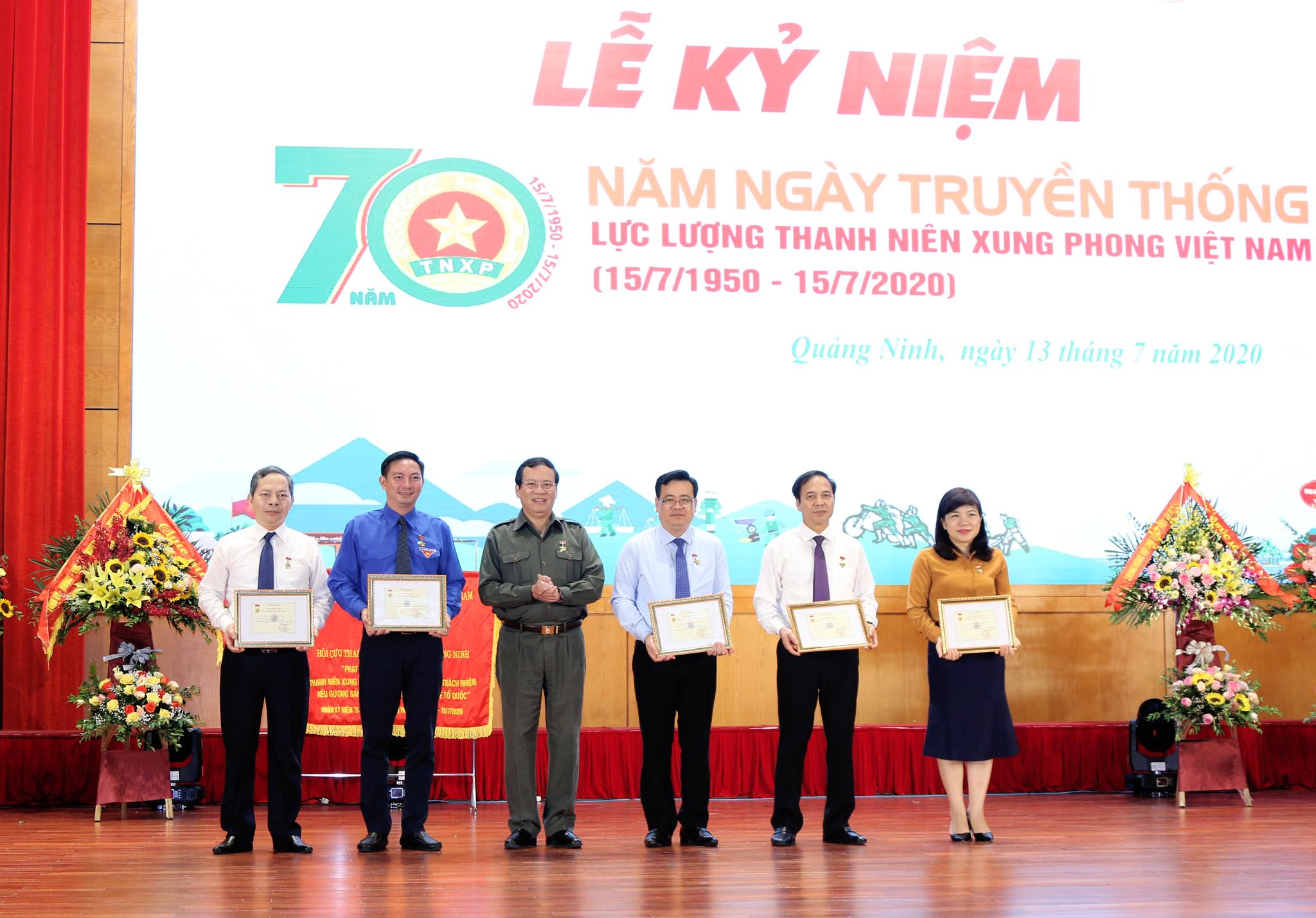 Trung ương Hội Cựu TNXP Việt Nam tặng Huy hiệu “Cựu Thanh niên xung phong làm theo lời Bác” cho các cá nhân